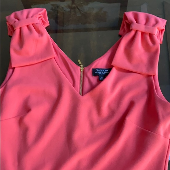 Tahari V- Neck Bow Shoulder Sheath Dress. Size 10p - Picture 5 of 14